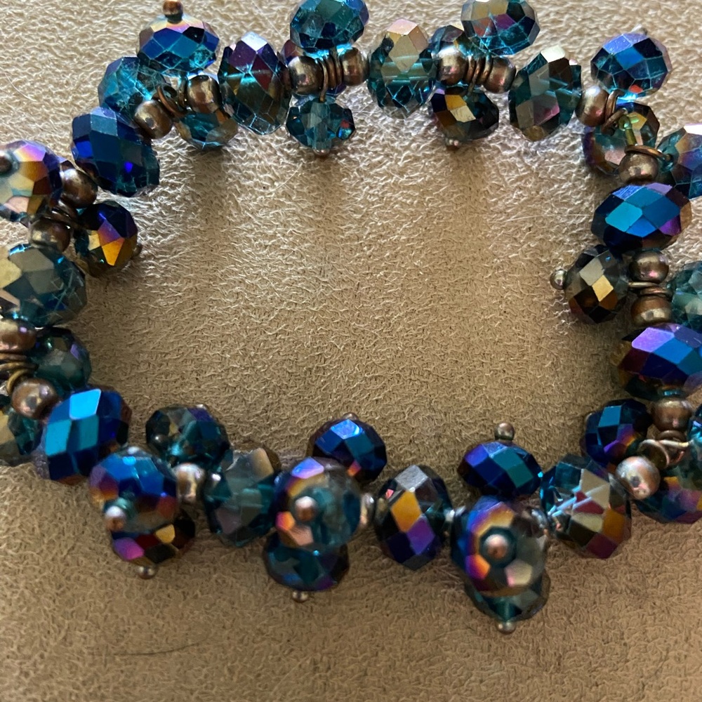 Blue iridescent stretchable braclet